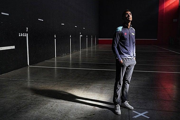 Mikel Urrutikoetxea, en el frontón de Zaratamo donde empezó a jugar a pelota.