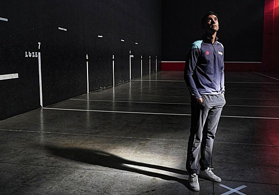 Mikel Urrutikoetxea, en el frontón de Zaratamo donde empezó a jugar a pelota.