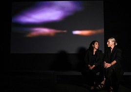 Miren Arzalluz y la comisaria de la muestra, Geaninne Gutiérrez Guimaraes.