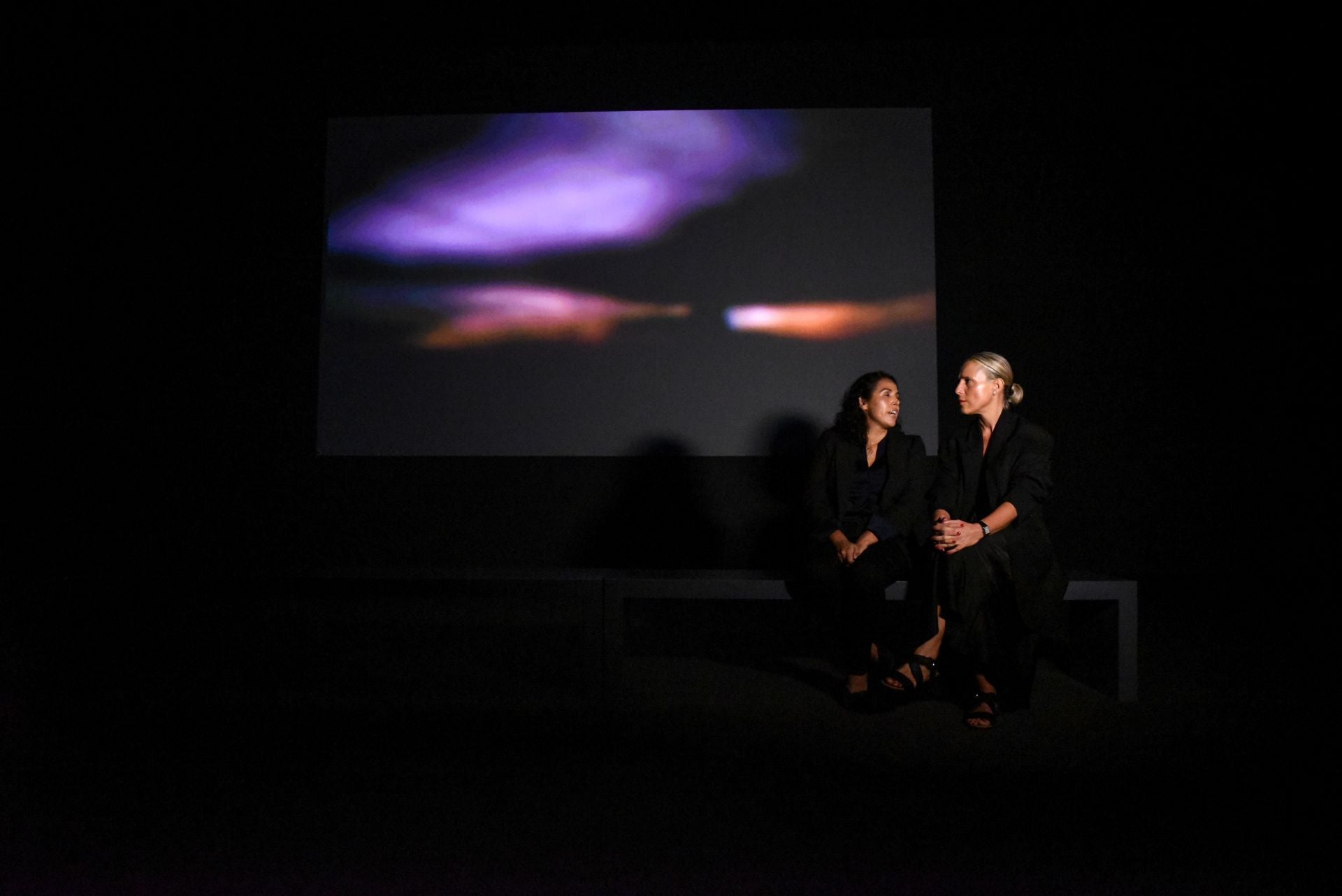 Miren Arzalluz y la comisaria de la muestra, Geaninne Gutiérrez Guimaraes.