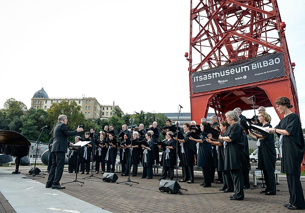 Concierto de la Coral el pasado año junto al Itsasmuseum.