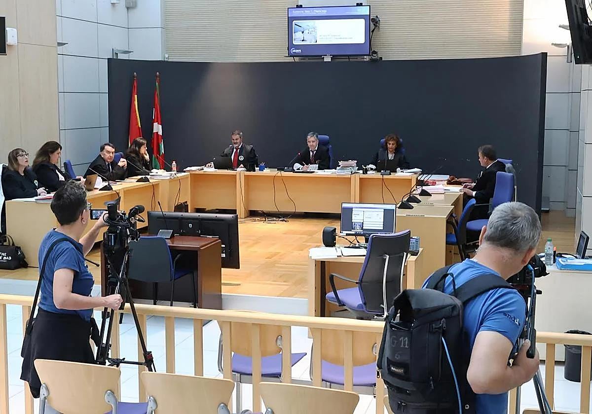 El masajista donostiarra niega las agresiones sexuales en los masajes «normales» que le «pedían» las menores