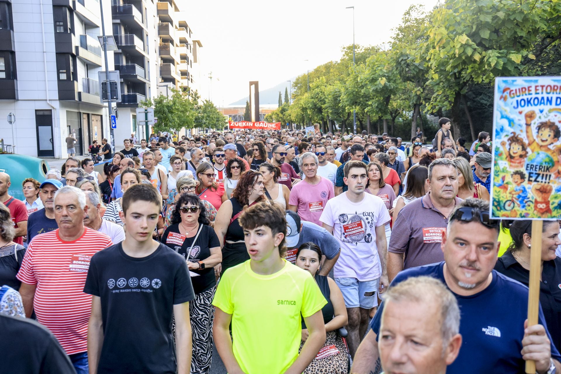 Las imágenes de la manifestación contra el ERE en Maderas de Llodio