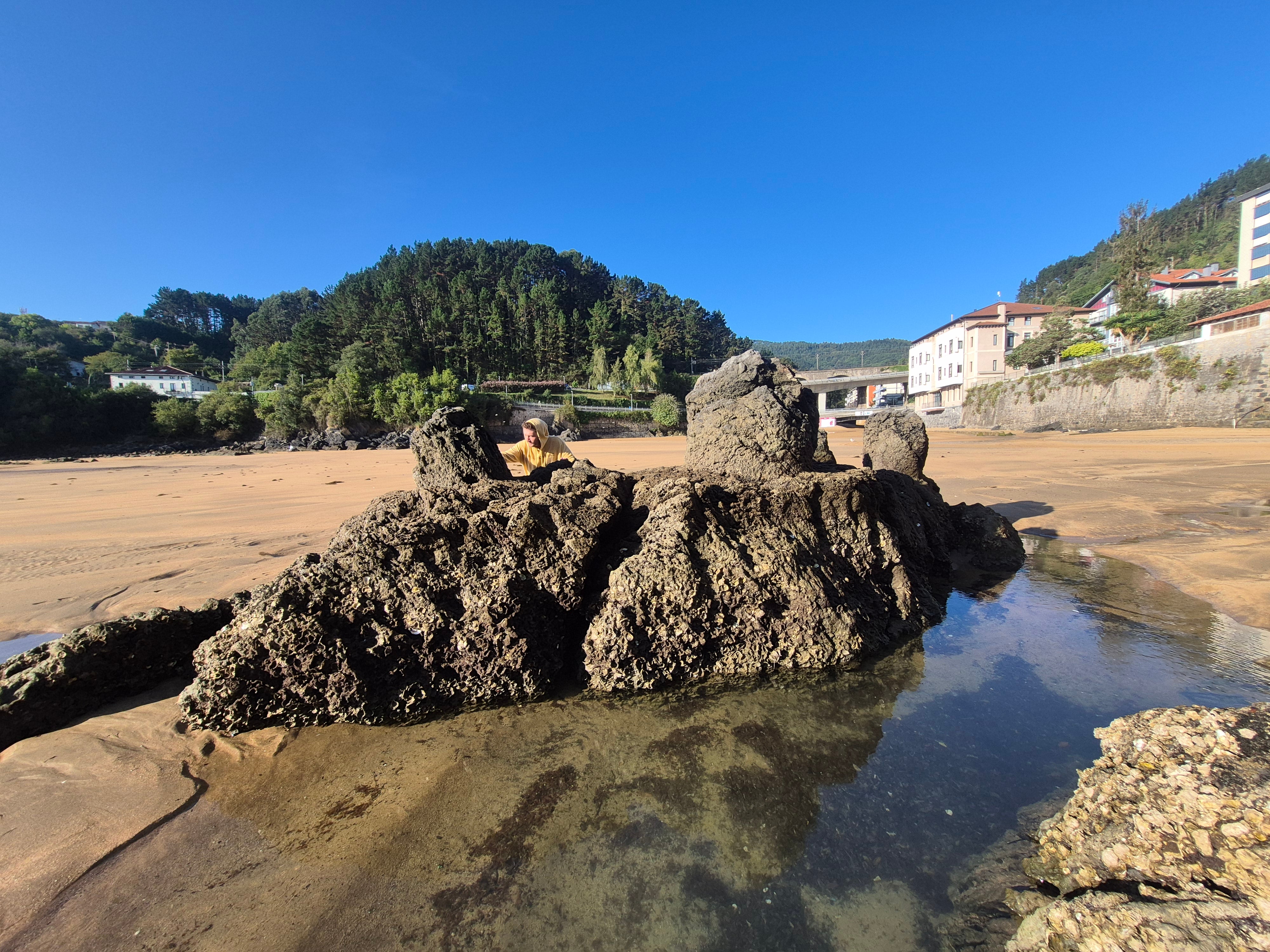 La playa de Laidatxu alberga un conjunto de cinco noráis naturales, utilizados durante siglos por los arrantzales para amarrar sus embarcaciones