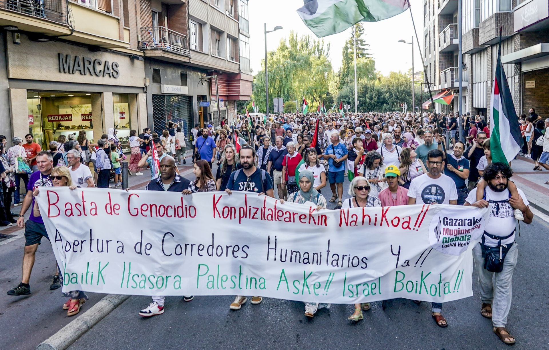 Así ha sido la cadena humana contra el «genocidio» en Gaza en Vitoria