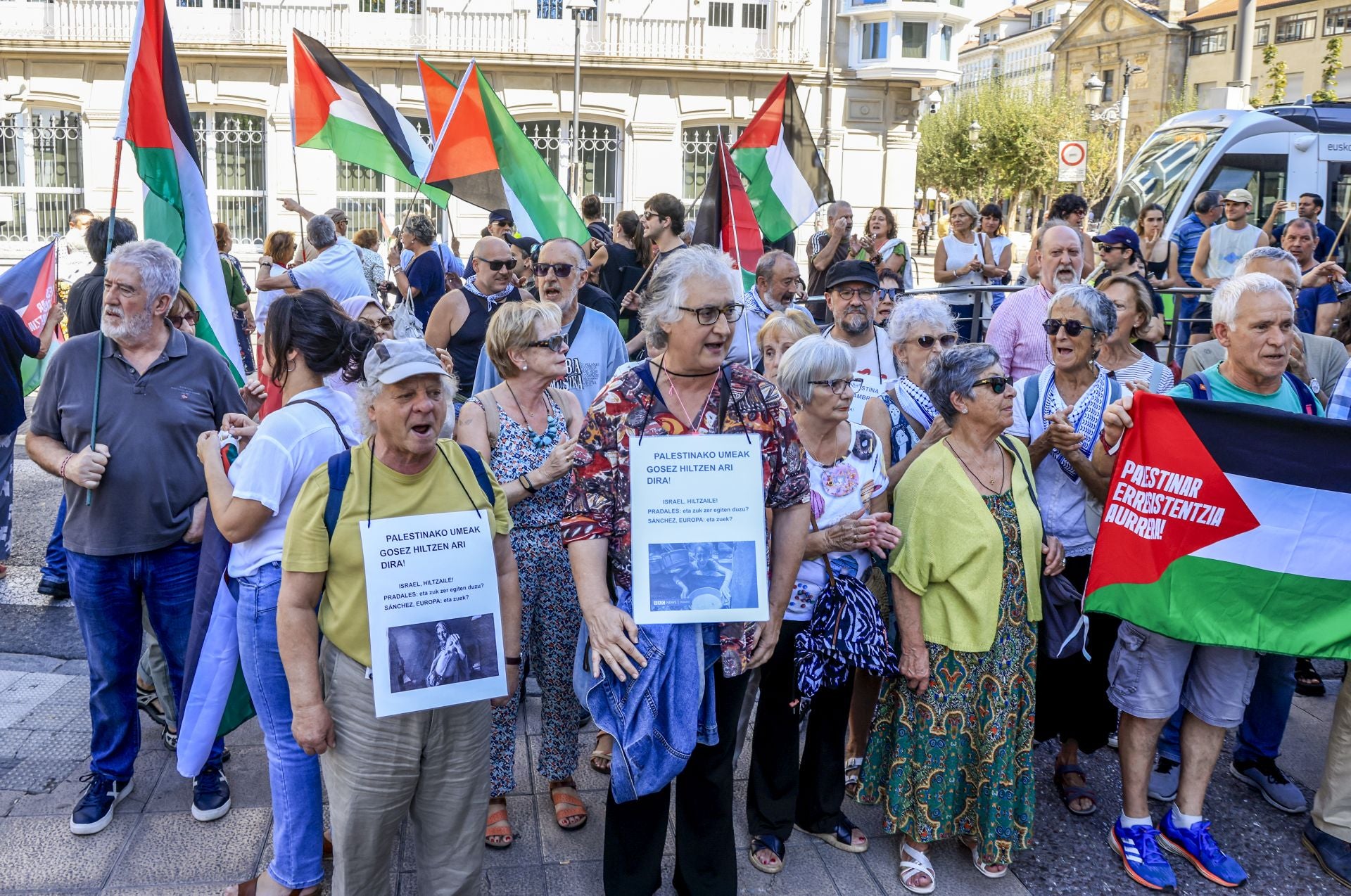 Así ha sido la cadena humana contra el «genocidio» en Gaza en Vitoria