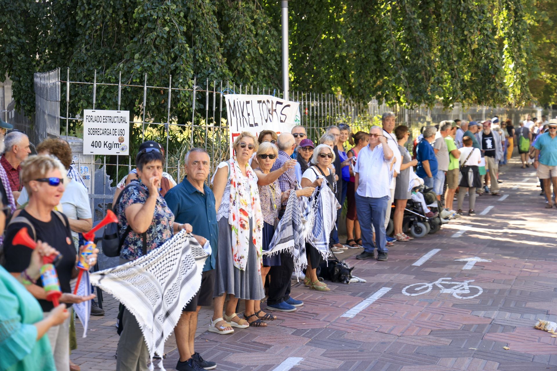 Así ha sido la cadena humana contra el «genocidio» en Gaza en Vitoria