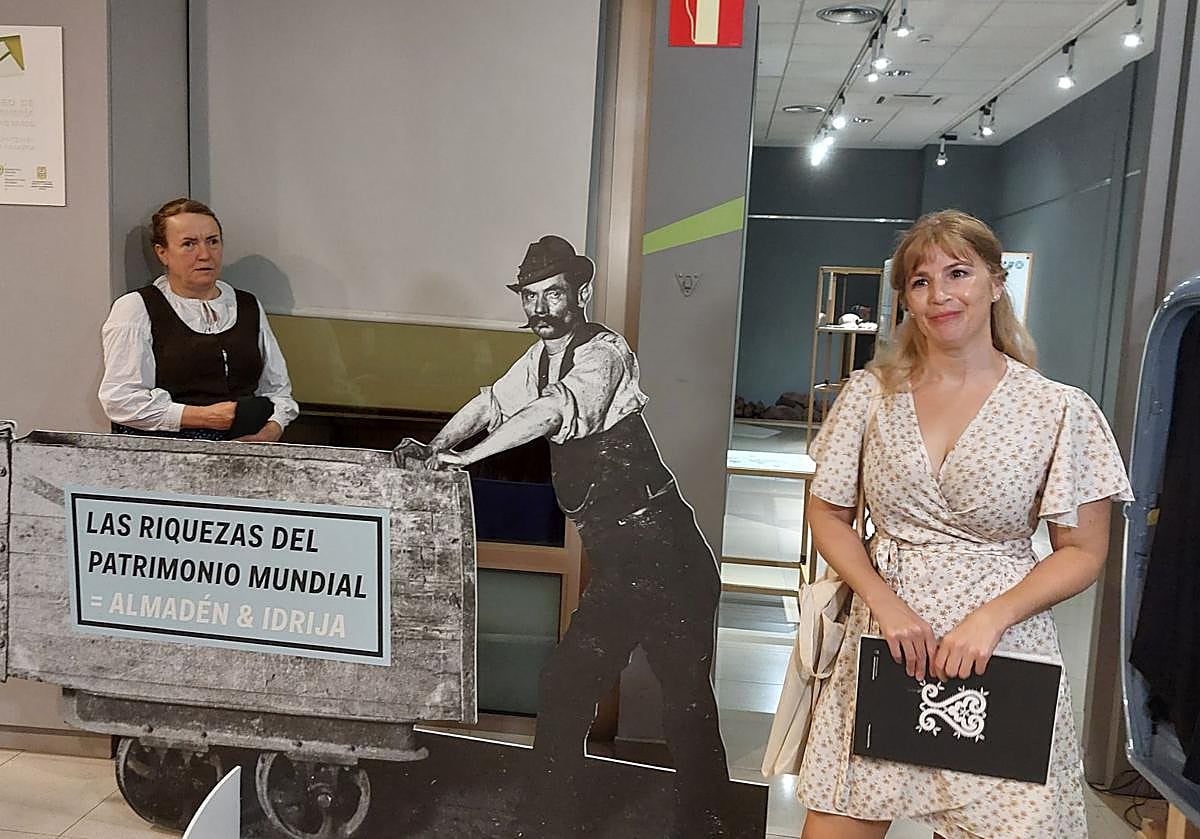 Marija Terpin Mlinar (a la derecha), comisaria de la exposición, explica a los asistentes la historia minera de Idrija (Eslovenia).