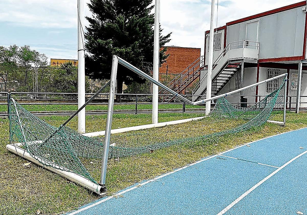 Imagen de archivo de una portería auxiliar rota, material que en la actualidad también se encuentra dañado.