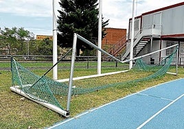 Imagen de archivo de una portería auxiliar rota, material que en la actualidad también se encuentra dañado.