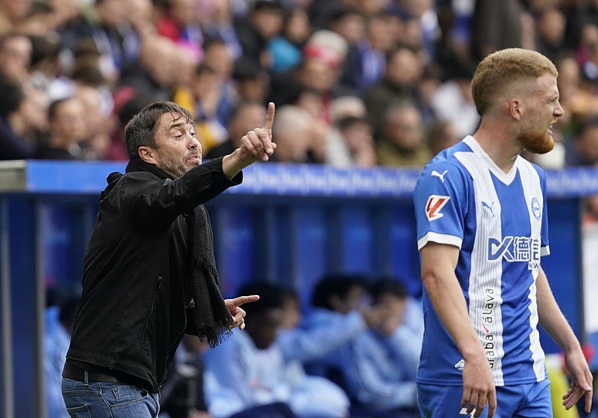 Coudet da instrucciones a Carlos Vicente.