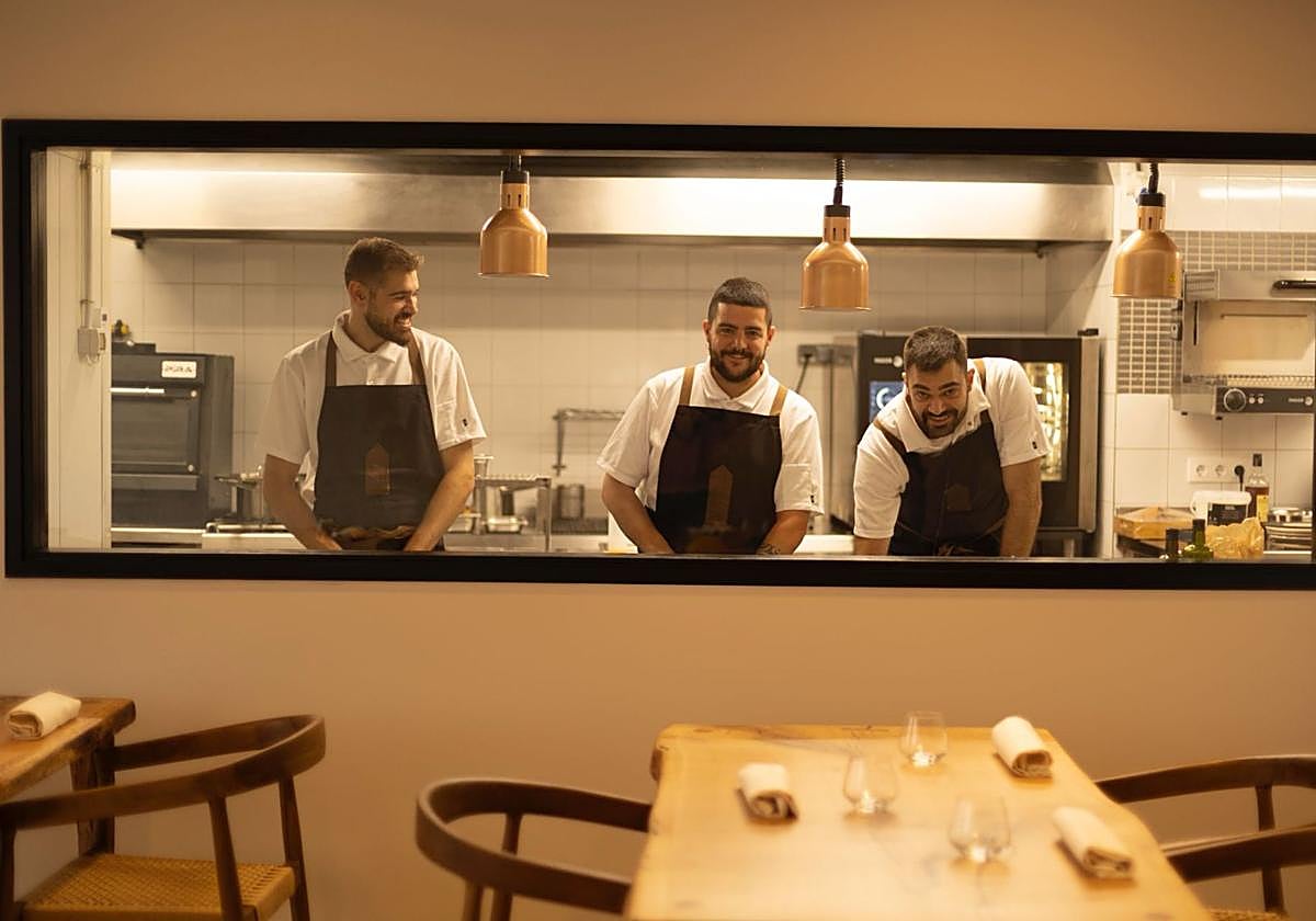 Abierto hace un par de meses, los tres jóvenes cocineros, Asier Moreira (31), Koldobika Galán (32) –ambos fueron ya socios en Ballarín y El Bode– y Koldo Romano (29) suman fuerzas en un local histórico hoy más luminoso y moderno.