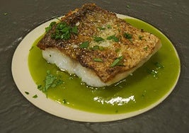 Abierto hace un par de meses, los tres jóvenes cocineros, Asier Moreira (31), Koldobika Galán (32) –ambos fueron ya socios en Ballarín y El Bode– y Koldo Romano (29) suman fuerzas en un local histórico hoy más luminoso y moderno.