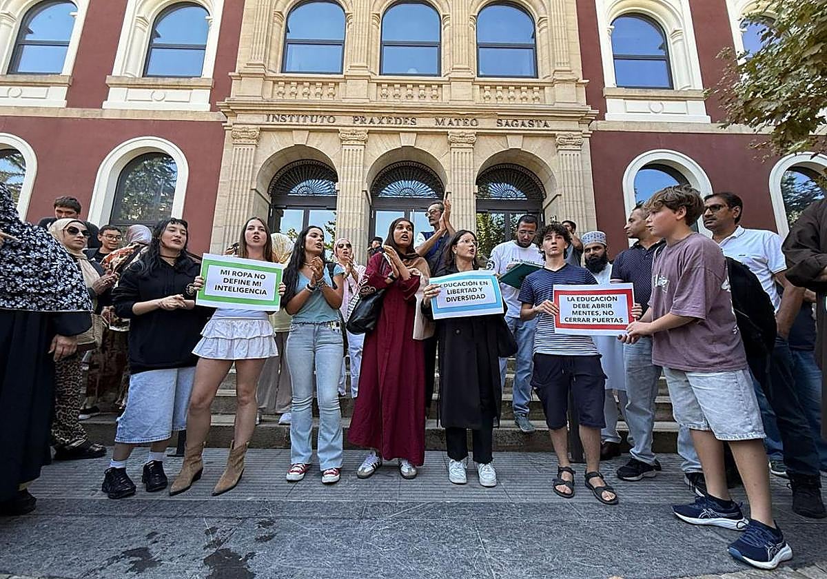 Eman Akram (centro) durante la concentración de este jueves.