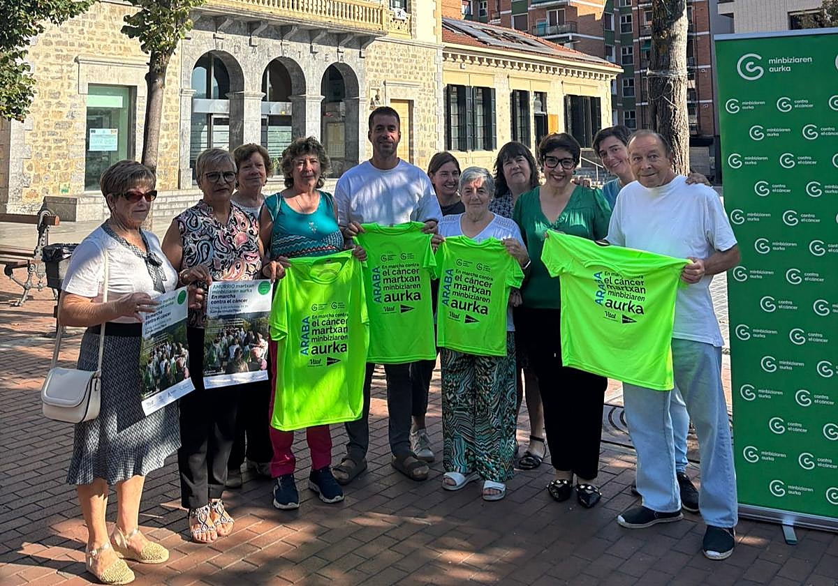 Los organizadores posan junto a las camisetas de la Marcha Contra el Cáncer