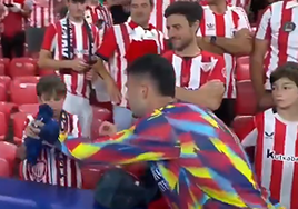 El gesto de Martinelli, uno de los goleadores del Arsenal, con un pequeño hincha del Athletic