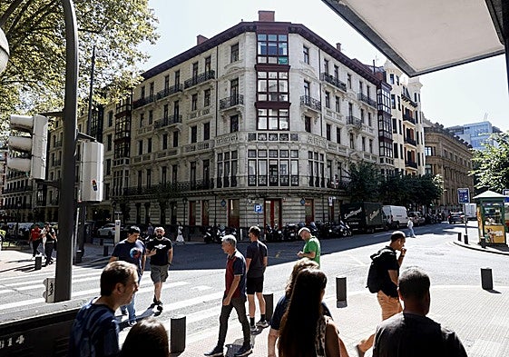 El inmueble da a tres calles: Alameda Mazarredo, Ledesma y Colón de Larreátegi.