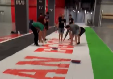 Así se confeccionó la pancarta de apoyo a Palestina que la grada popular de San Mamés exhibió contra el Arsenal