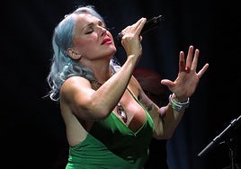 Storm Large / Tormenta Grande, la cantante principal