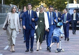 El lehendakari, Imanol Pradales, y sus consejeros, este jueves a su entrada en el Parlamento vasco.
