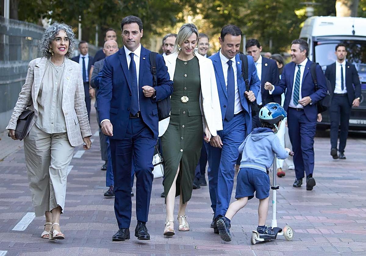 El lehendakari, Imanol Pradales, y sus consejeros, este jueves a su entrada en el Parlamento vasco.