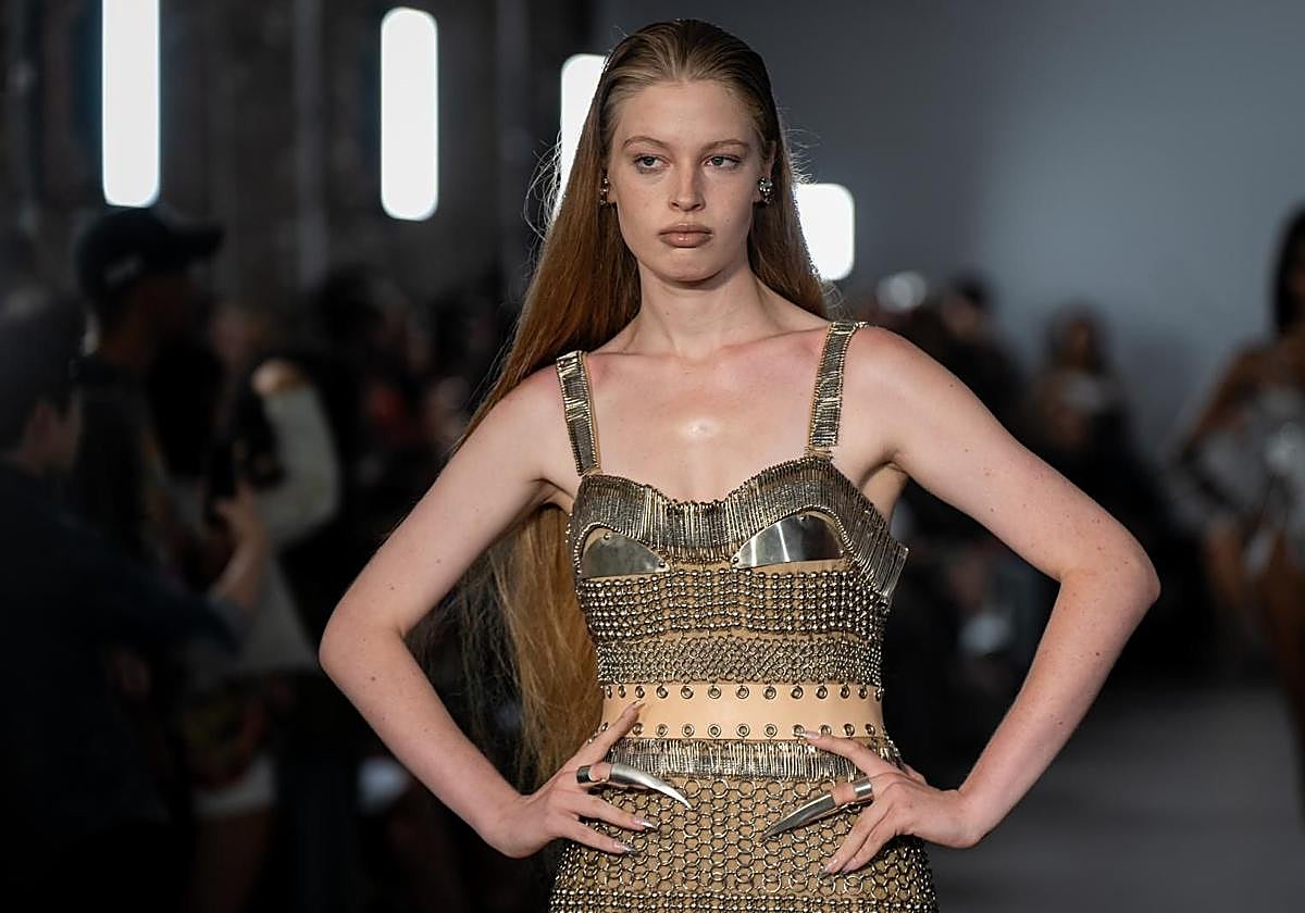 Vivian Jenna Wilson presenta una creación en el desfile de moda de temática BDSM de Chris Habana en la Semana de la Moda de Nueva York.