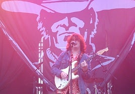 El líder Jano y al fondo el logotipo de la asociación