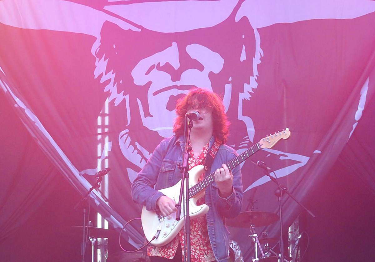 El líder Jano y al fondo el logotipo de la asociación