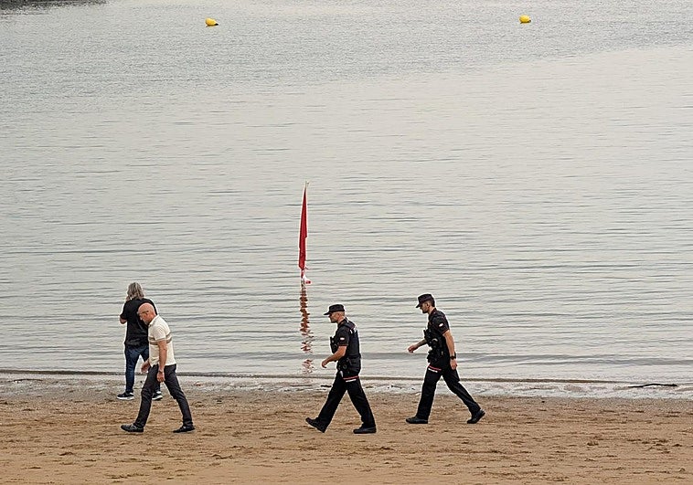 Buceadores de la Armada explosionan una bomba en la playa de Las Arenas