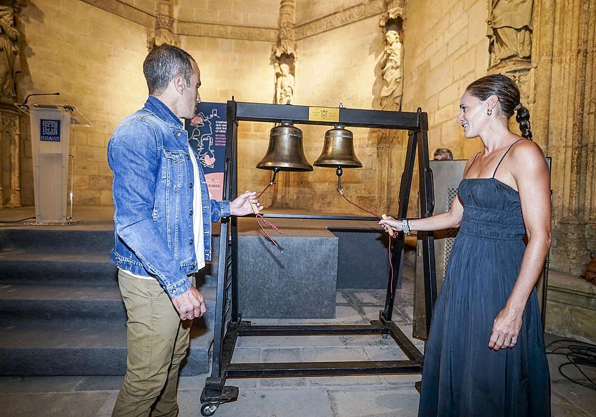 Los deportistas Ruth Brito y Eneko Llanos han hecho sonar las campanas por el Día Mundial del Alzheimer.