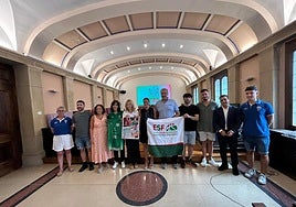 Algunos de los equipos participantes, miembros del Tabirako Baqué, la Federación Vasca y autoridades municipales presentaron la Euskal Kopa en el Ayuntamiento de Durango.