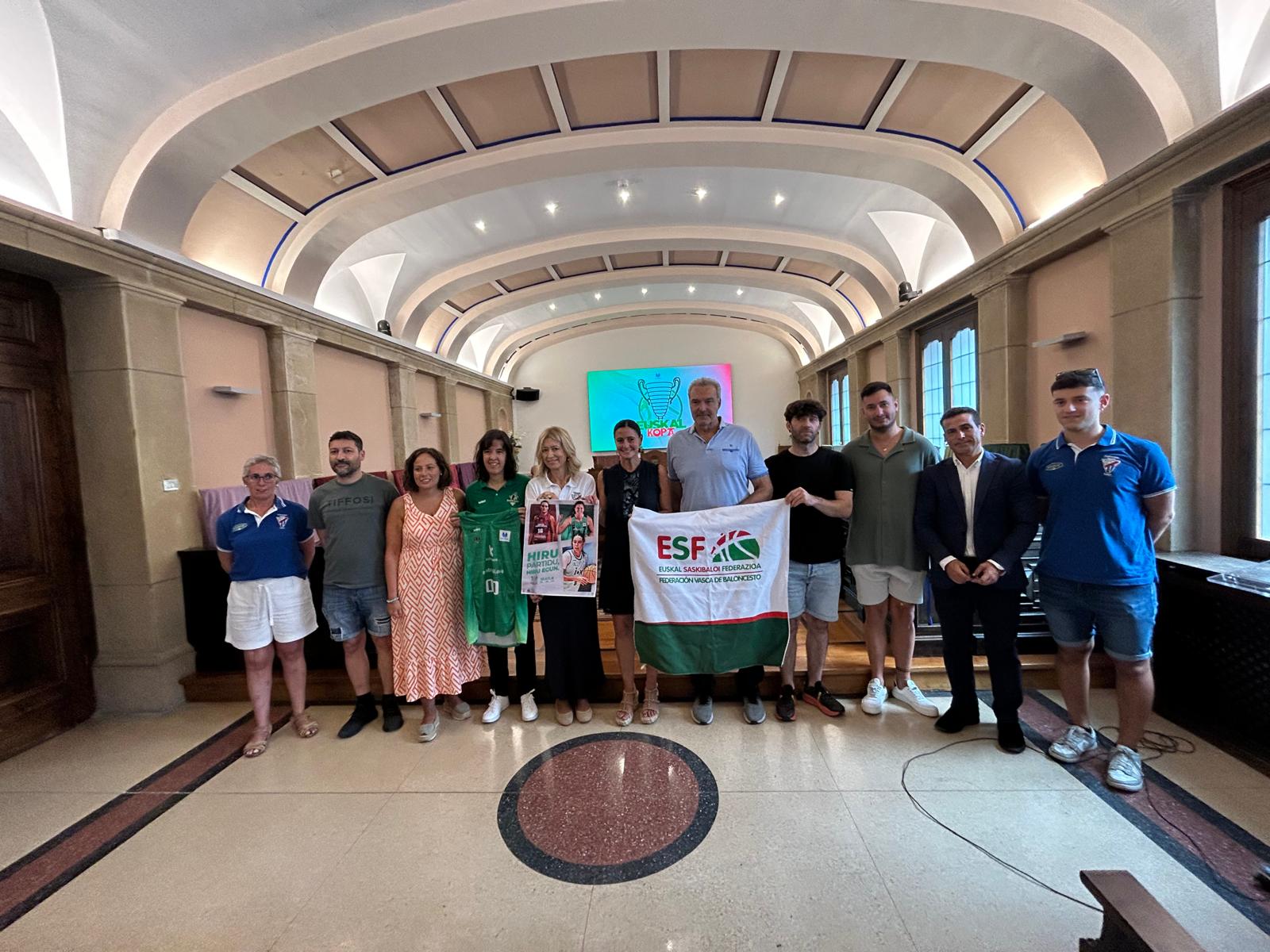 Algunos de los equipos participantes, miembros del Tabirako Baqué, la Federación Vasca y autoridades municipales presentaron la Euskal Kopa en el Ayuntamiento de Durango.