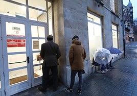 Usuarios del SMUS frente a sus oficinas.