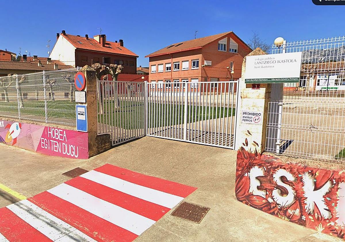 Acceso a la ikastola de Lanciego, en Rioja Alavesa.