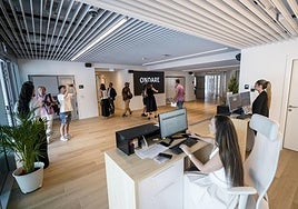 Entrada de la nueva residencia recién inaugurada.