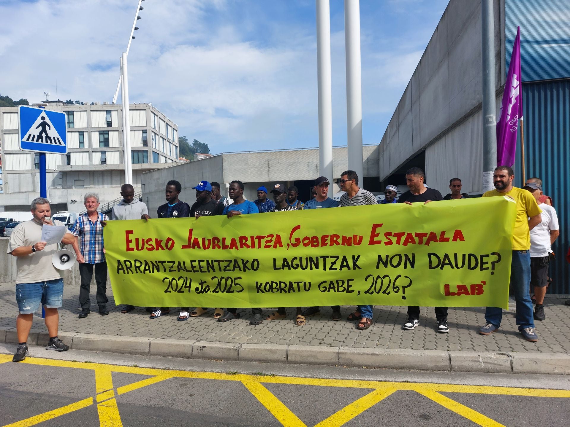Concentración de protesta de los marineros de Ondarroa afectados por la falta de ayudas.