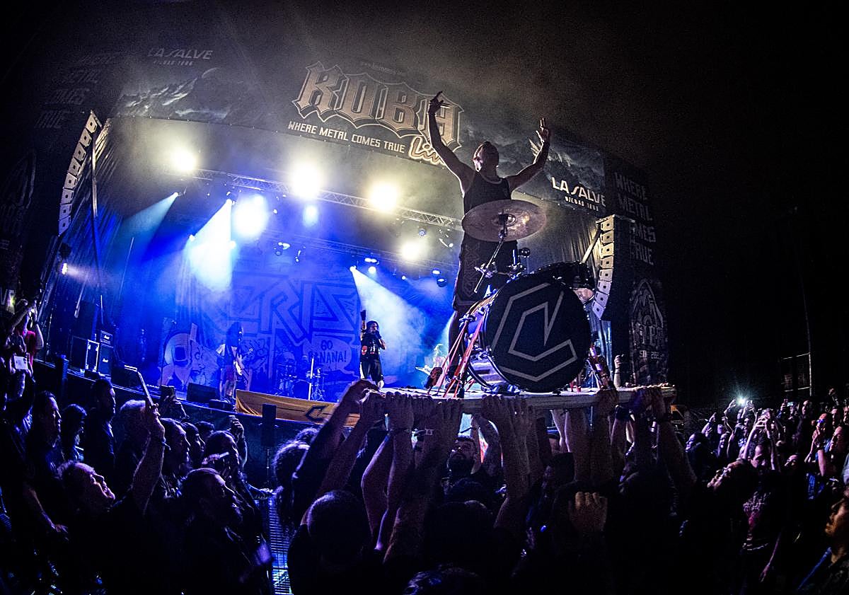 Imagen principal - El Koba Live hace temblar Abadiño al ritmo del metal