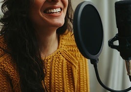 Elhuyarren tresnak aurretik sortutako hainbat ahots eskaintzen ditu hizkuntza bakoitzean.