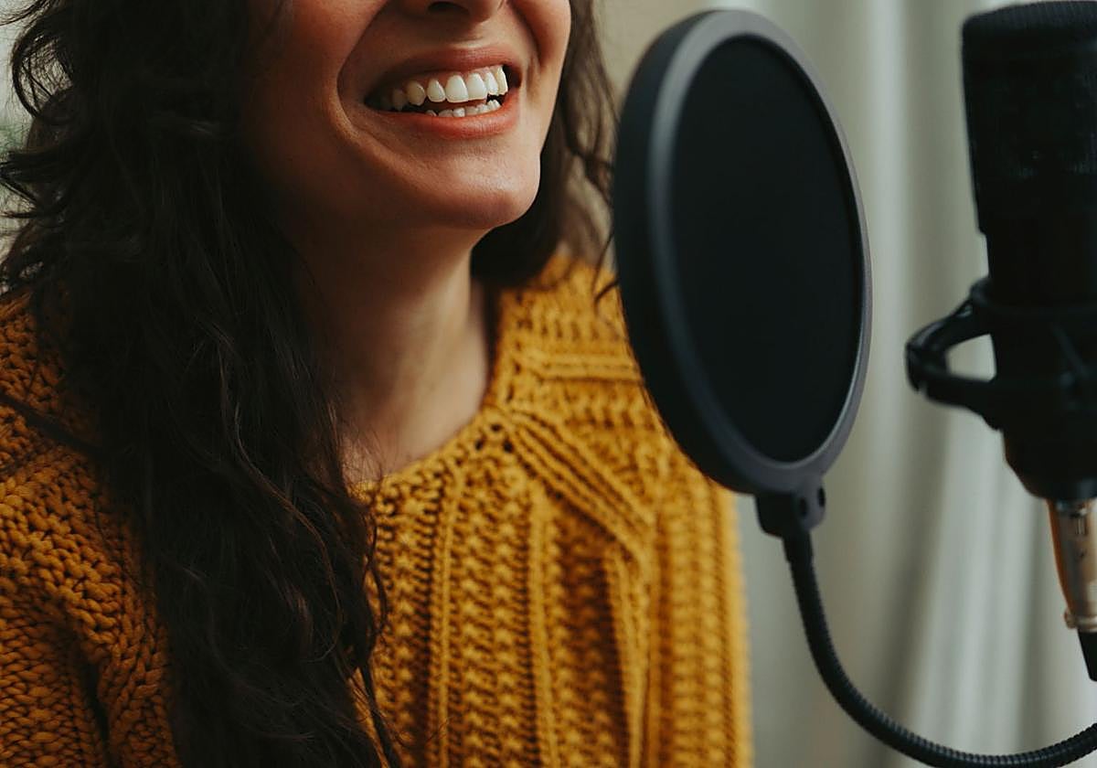 Elhuyarren tresnak aurretik sortutako hainbat ahots eskaintzen ditu hizkuntza bakoitzean.