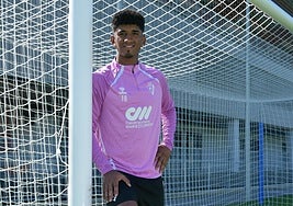 Adu Ares posa sonriente en uno de los campos de Areitio