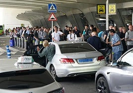 Colas para coger un taxi en el aeropuerto de Loiu, la víspera de la final de Europa League.