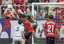 Agirrezabala despeja de puños en El Sadar ante Osasuna.