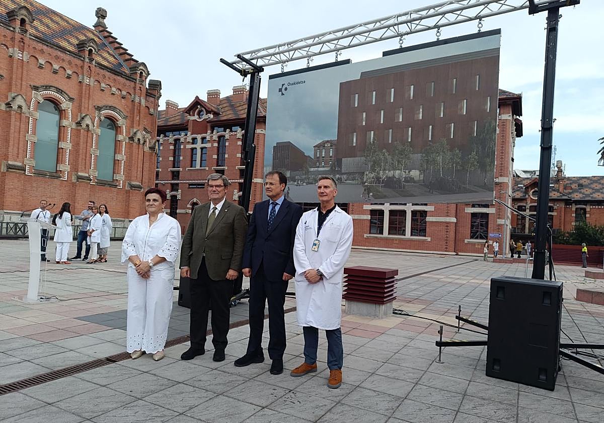 El consejero de Salud, Alberto Martínez, y el alcalde de Bilbao, Juan Mari Aburto, con altos cargos de Osakidetza, este viernes en Basurto.