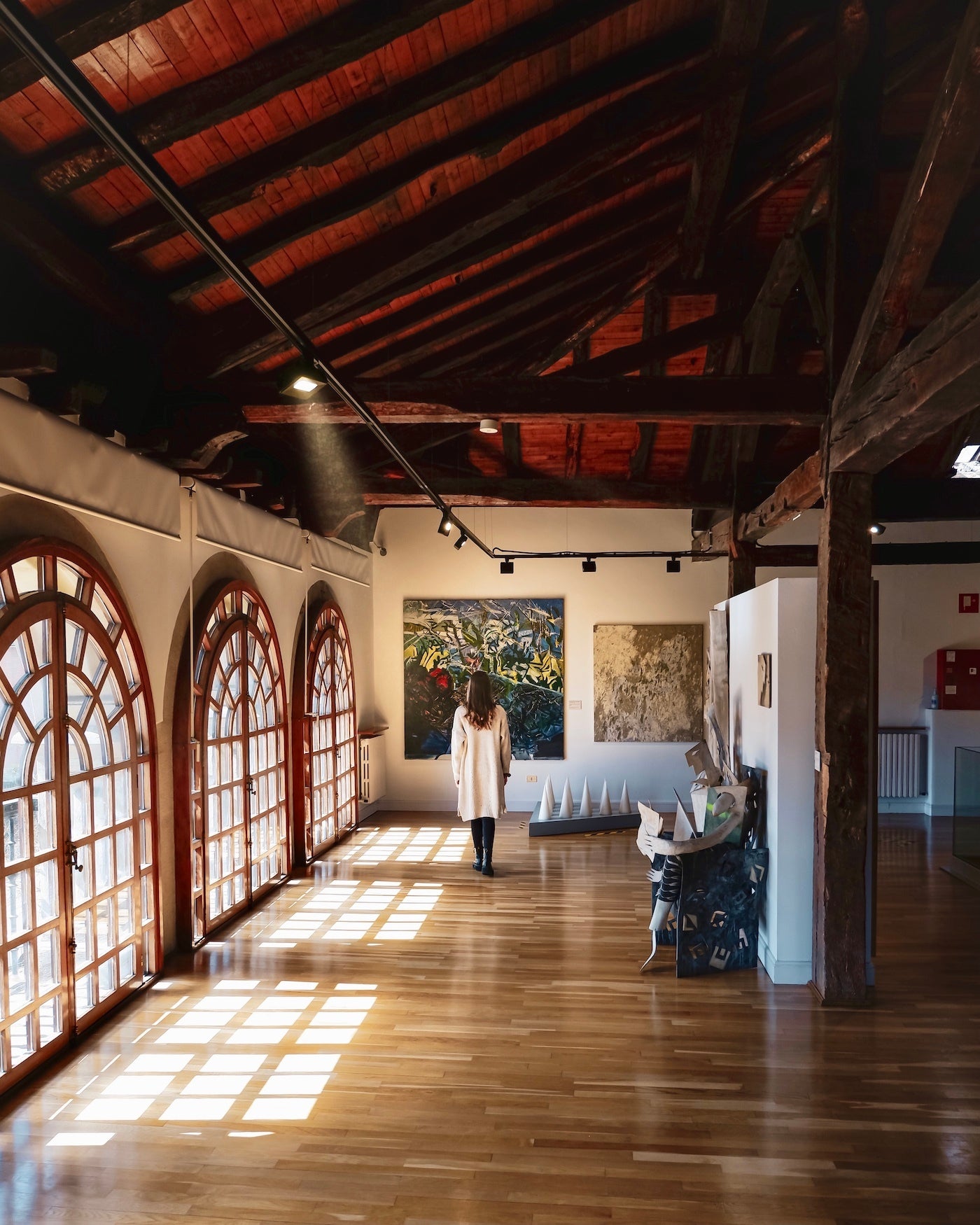 El objetivo es proporcionar un entorno cultural accesible y seguro donde todos puedan disfrutar del arte y sentirse acompañados.