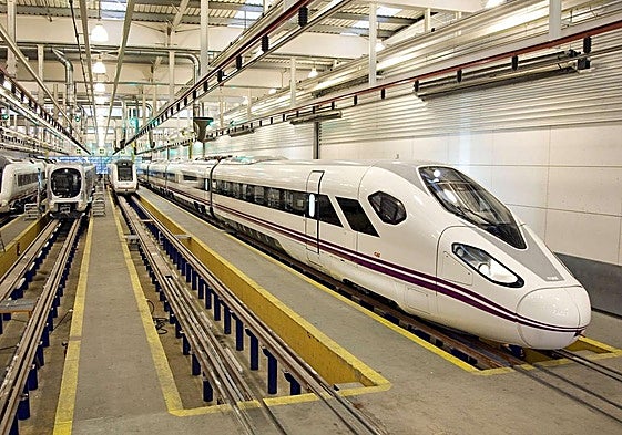 Trenes en las instalaciones centrales de CAF, en la localidad guipuzcoana de Beasain.