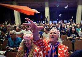 El investigador japonés que ha demostrado que las moscas no molestan a las cebras, recoge el premio.