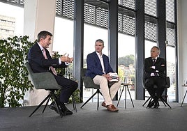 El consejero delegado de Repsol, Josu Jon Imaz; el responsable de Relaciones Institucionales de Elkargi, Urko Odriozola, y el presidente de CIE Automotive, Antón Pradera.