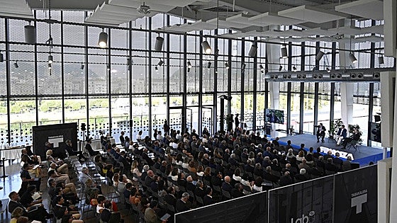 Amplia representación empresarial e institucional en la cita de Tabakalera