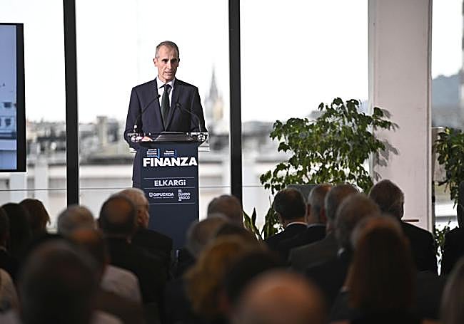 Zenón Vázquez, director general de Elkargi, durante su intervención de apertura del Foro Finanza de Elkargi, en la sala Prisma de Tabakalera.