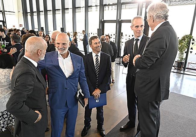 El diputado foral de Promoción Económica, Unai Andueza; el vicepresidente de CIE Automotive, Fermín del Rio, y Zenón Vázquez.